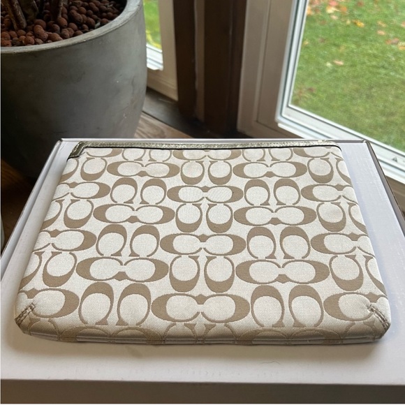 🎉🎉🎉🎉 Host pick COACH Daisy Poppy Tablet Sleeve - Picture 7 of 7